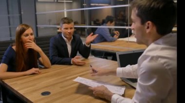 Office Yönetim Kurulu Toplantı çekici iş adamları.