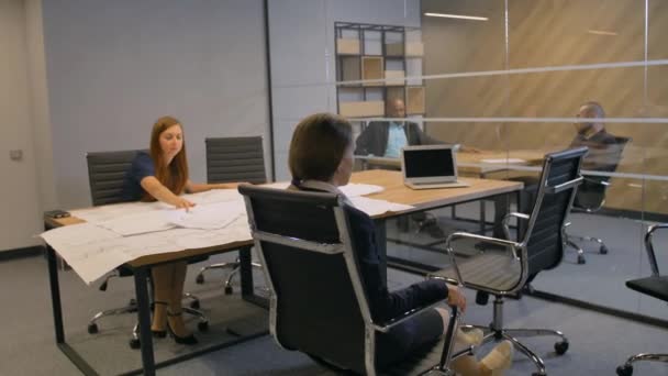 Junge attraktive Geschäftsfrau genießt Job Timebreak Wirbeln im Sessel — Stockvideo