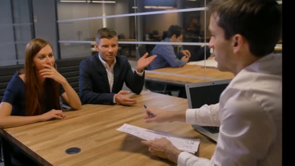 Atraktivní podnikatelé setkání v zasedací místnosti úřadu. — Stock video