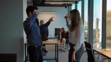 Başarılı iş adamları ofislerine dans ile kutluyor.