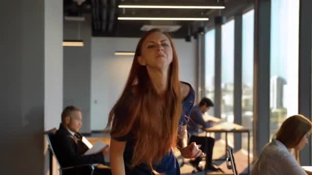 Sexy mujer de negocios feliz bailando dentro de la oficina moderna — Vídeo de stock