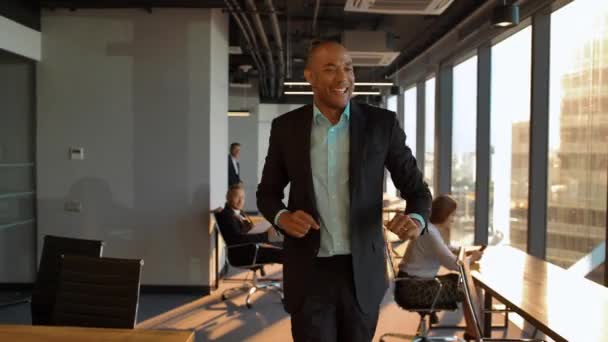 Feliz hombre de negocios afroamericano celebrando promoción con divertido paseo de baile — Vídeos de Stock