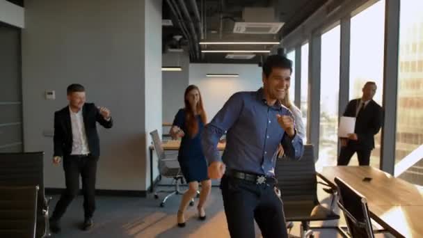 商人开始在办公室跳舞, 就像在音乐剧中一样. — 图库视频影像