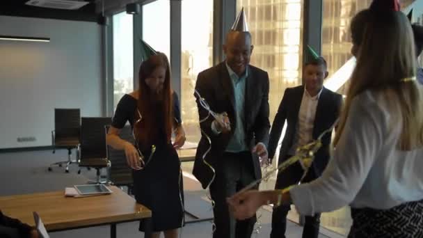 Des employés souriants célèbrent leur anniversaire au bureau d'affaires moderne 