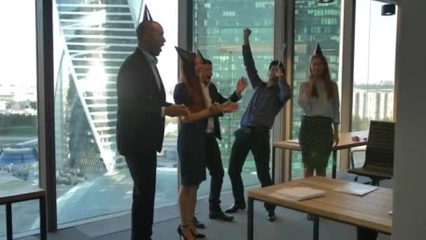 Modern coworking ofiste Doğum günü kutluyor mutlu iş arkadaşları. Serpantin, borular. — Stok video