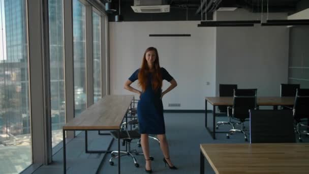 Une femme d'affaires en verre gratte-ciel de bureau moderne, exultée par le bonheur — Video