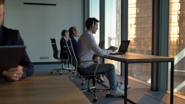 Portrait de l'homme d'affaires beau patron attrayant avec tablette PC dans le centre d'appel — Video