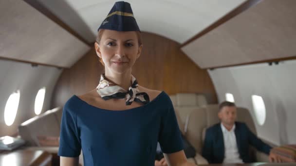 Stewardess applaus voor camera in prive-jet cabine — Stockvideo