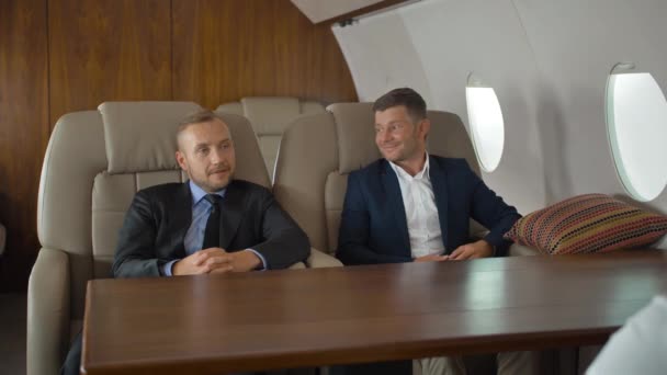 Luxusleben von Geschäftsleuten im Business-Privatjet — Stockvideo