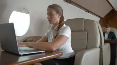 Uçakta modern smartphone kullanarak genç kadın portre,