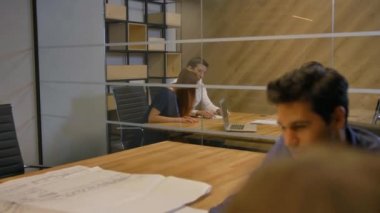 İş adamları anlaşma anlaşma tartışmak