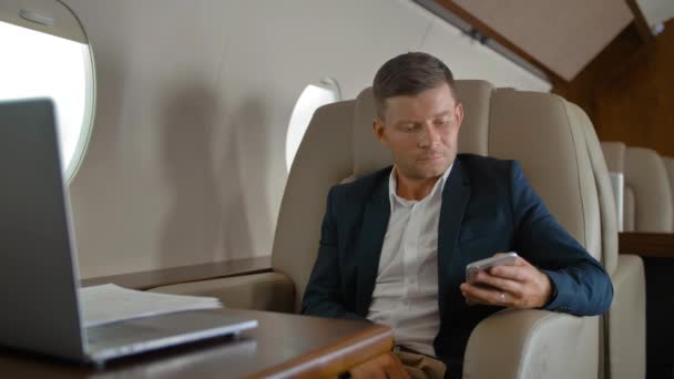 Üzleti Ember Chat Privát Jet Kabin Míg Repülőgép Levegőben Menekülő — Stock videók