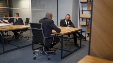 Planlama sırasında modern toplantı odası akşam toplantıda konuşan tartışan iki farklı iş adamları