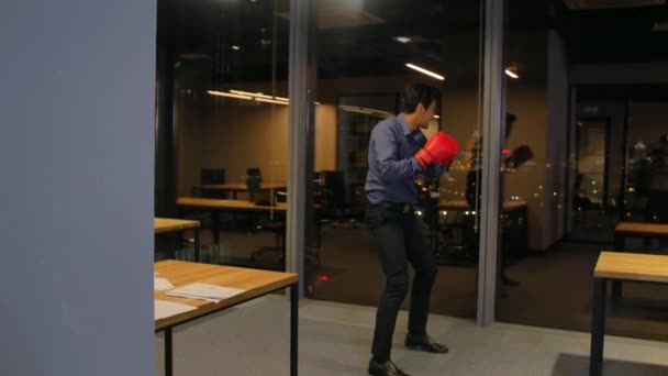 Energía enojada en el trabajo. Empresario luchando en guantes de boxeo — Vídeos de Stock