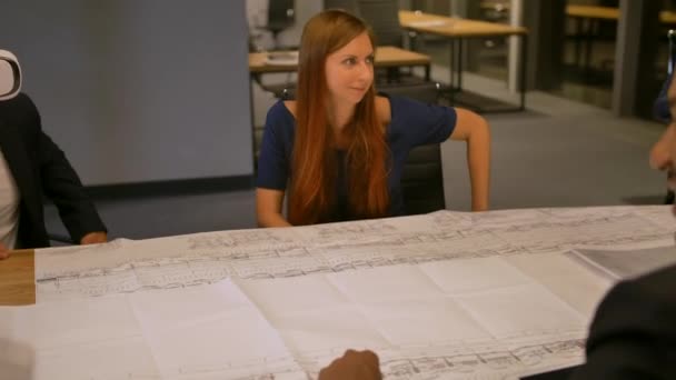 Team Colleagues Caucasian African American Working Together Discuss Drawing Road — Stock Video