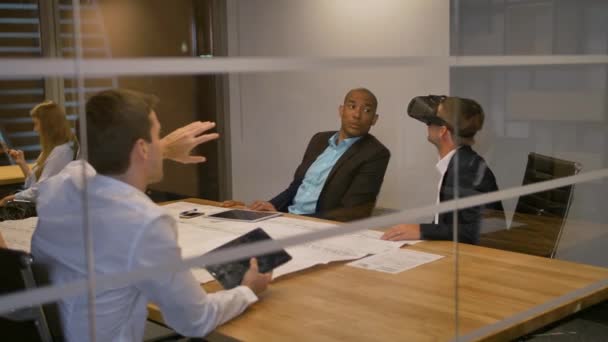 Businessman in VR headset with colleagues — Stock Video