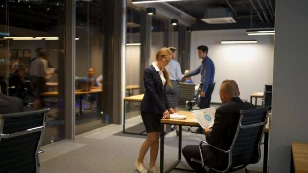 Jonge mix reed ondernemers praten bespreken en met behulp van een laptop en tekenen bij Bureau laat in de avond — Stockvideo