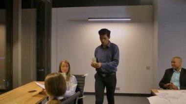 İşadamı, piyango talihlisi olarak iş arkadaşlarına para yağdırıyor.