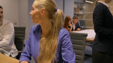 Modern gece ofislerinde çalışan bir iş kadını..