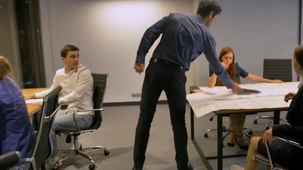 Un jeune homme hispanique apporte une touche moderne à ses collègues . — Video