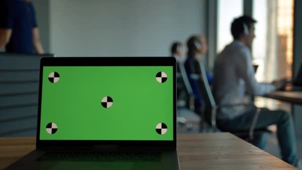 Připraveno pro sledování obrazovky notebooku v call centru koworking office. — Stock video