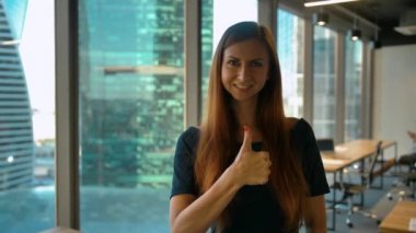 Böyle olsun. İyimser iş kadını el jestleri Thumb Up oturum Office yapar
