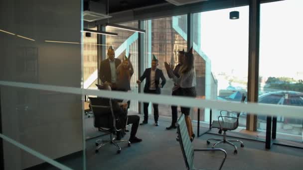 Boldog alkalmazottak ünneplik főnökök születésnapját az irodában — Stock videók