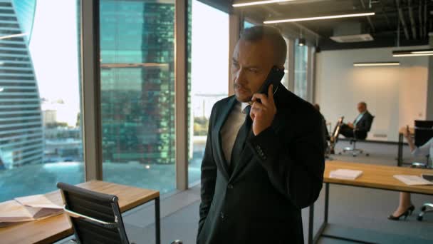 自信的企业家在办公室开放空间打电话给他的交易伙伴 — 图库视频影像