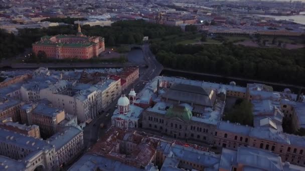 Flygfoto över Sankt-Petersburg, Ryssland. Gamla centrala staden höjdpunkt Visa, sommarkväll. — Stockvideo