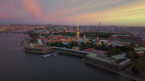 Luchtfoto van Petropavlovskaya krepost van Sint-Petersburg. — Stockvideo