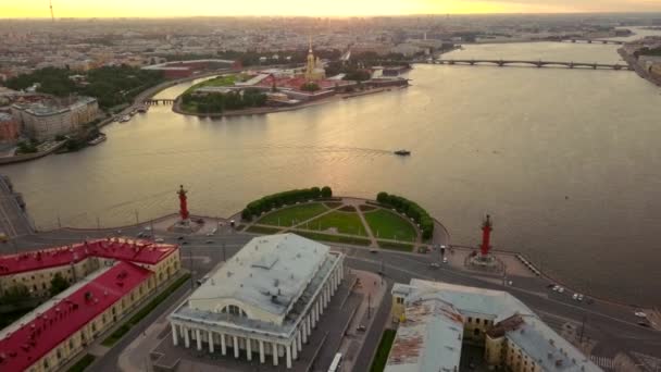 Vista aérea de gran angular de Petropavlovskaya krepost y vasilyevskiy isla de San Petersburgo . — Vídeos de Stock