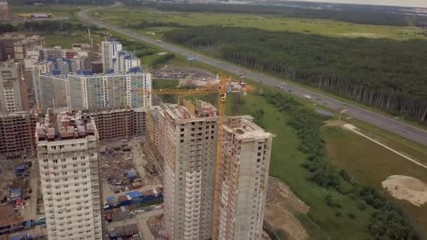 Vôo aéreo do dia sobre sob a construção de novos construtores de construção modernos e técnicos — Vídeo de Stock