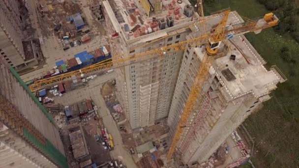 Aerial dag flyga över under konstruktion nya moderna byggnad arbeta byggare och technicals med kran — Stockvideo