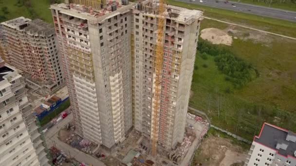 Luchtfoto van de kraan en balken, bouw nieuwe moderne gebouw werken bouwers en technicals — Stockvideo