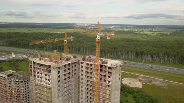 Drohne überfliegt Neubau moderner Bauarbeiter und Technik — Stockvideo
