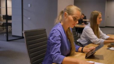 Modern gece ofis iç beyin fırtınası toplantıda iş bayanlar.