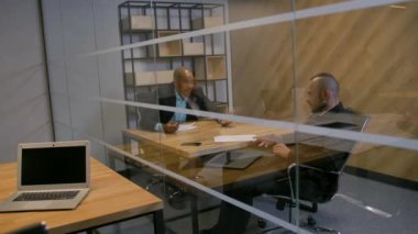 İki emin aframerican ve toplantı odası beyaz iş arkadaşları.