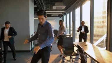 Ofiste dans eden komik istihdam grubu