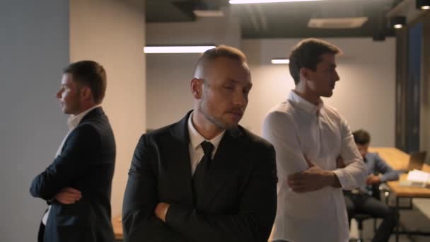 Coole epische Aufnahme von drei selbstbewussten attraktiven Geschäftsleuten. — Stockvideo