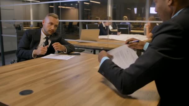 Serieuze discussie in de directiekamer en ondertekening van belangrijke docs — Stockvideo