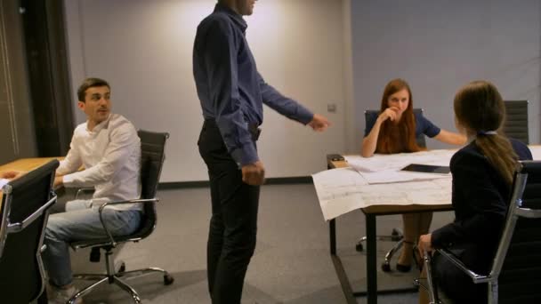 Hispanique homme attrayant apporter coussinet tactile moderne pour les collègues .