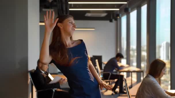 Sexy mujer de negocios feliz bailando dentro de la oficina moderna — Vídeo de stock