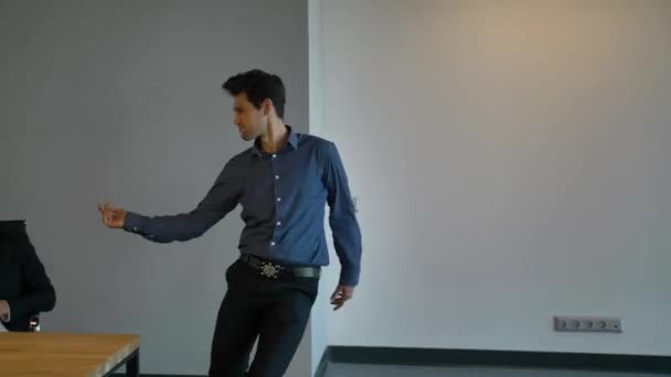 Tout le monde danse maintenant. Les hommes d'affaires commencent à danser au bureau comme dans la comédie musicale .