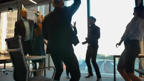 Šťastní zaměstnanci slaví bossové narozeniny v kanceláři s serpentinem — Stock video