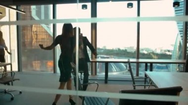 Yakışıklı erkek ve seksi kadın dans sonra kazanan anlaşma kutluyor