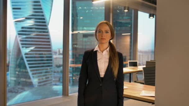 Retrato de mujer de negocios alegre en formal posando juguetonamente en cámara dando como signo con el pulgar hacia arriba . — Vídeo de stock