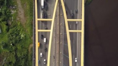 Havadan dikey çekim. Köprüde yol tarafından sürüş arabalar.