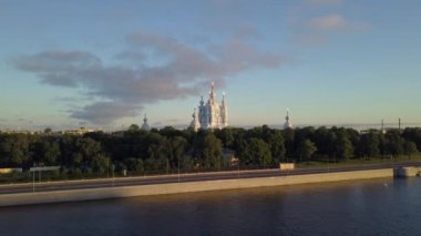 Saint-Petersburg Neva nehirde Smolny Katedrali havadan görünümü. Güzel şehir panoramasının açılışı