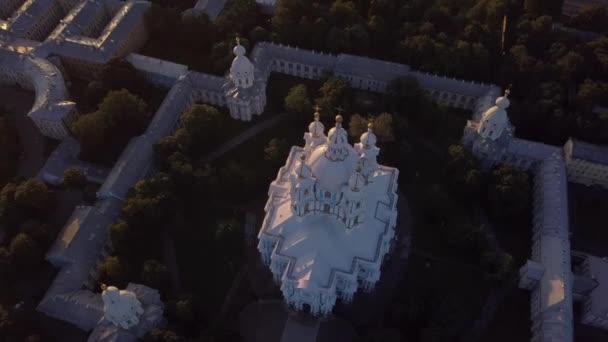 Vista aérea sobre o Smolniy Sobor no rio Neva em São Petersburgo . — Vídeo de Stock