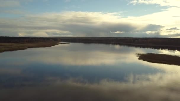 Aerial dengung pagi, menakjubkan musim gugur matahari terbit, refleksi pada permukaan air — Stok Video